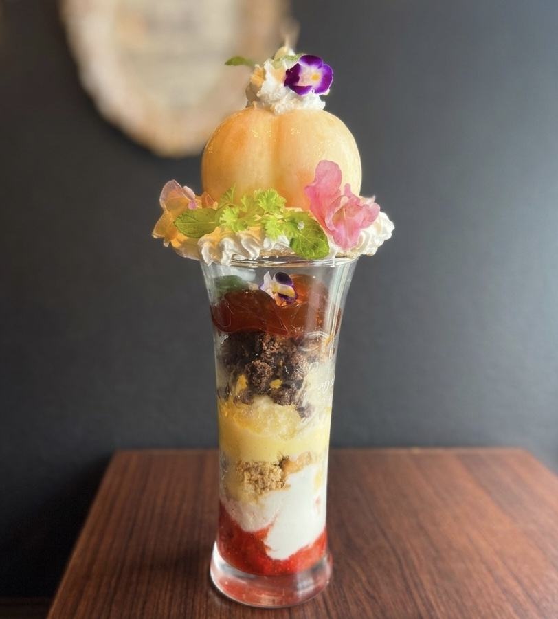 まるごと桃のパフェ